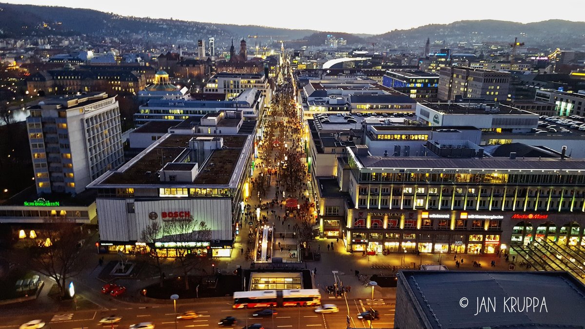 Blick vom Stuttgarter Bahnhofsturm auf den Arnulf-Klett Platz und die Knigsstrae (29.12.2016)
