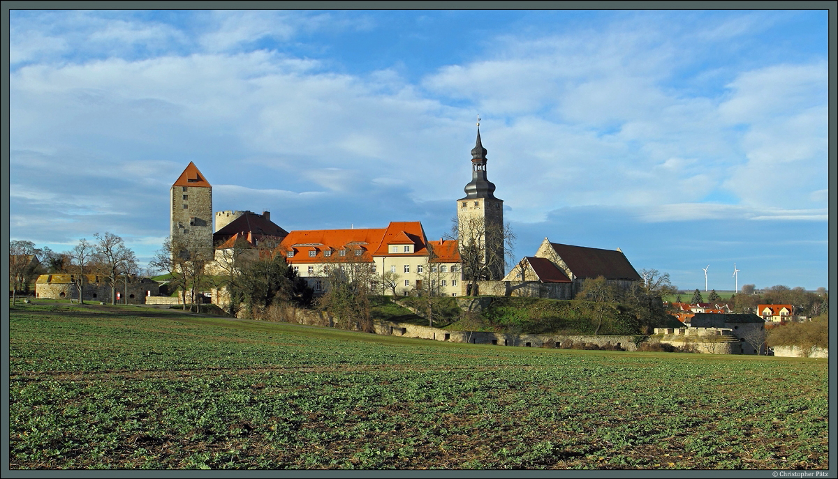 Blick von Sden auf die Burg Querfurt, die eine der grten Burgen Deutschlands ist. Gut erkennbar sind zwei der drei markanten Trme der Burg: der Marterturm (links) und der Pariser Turm (rechts). (27.12.2013)