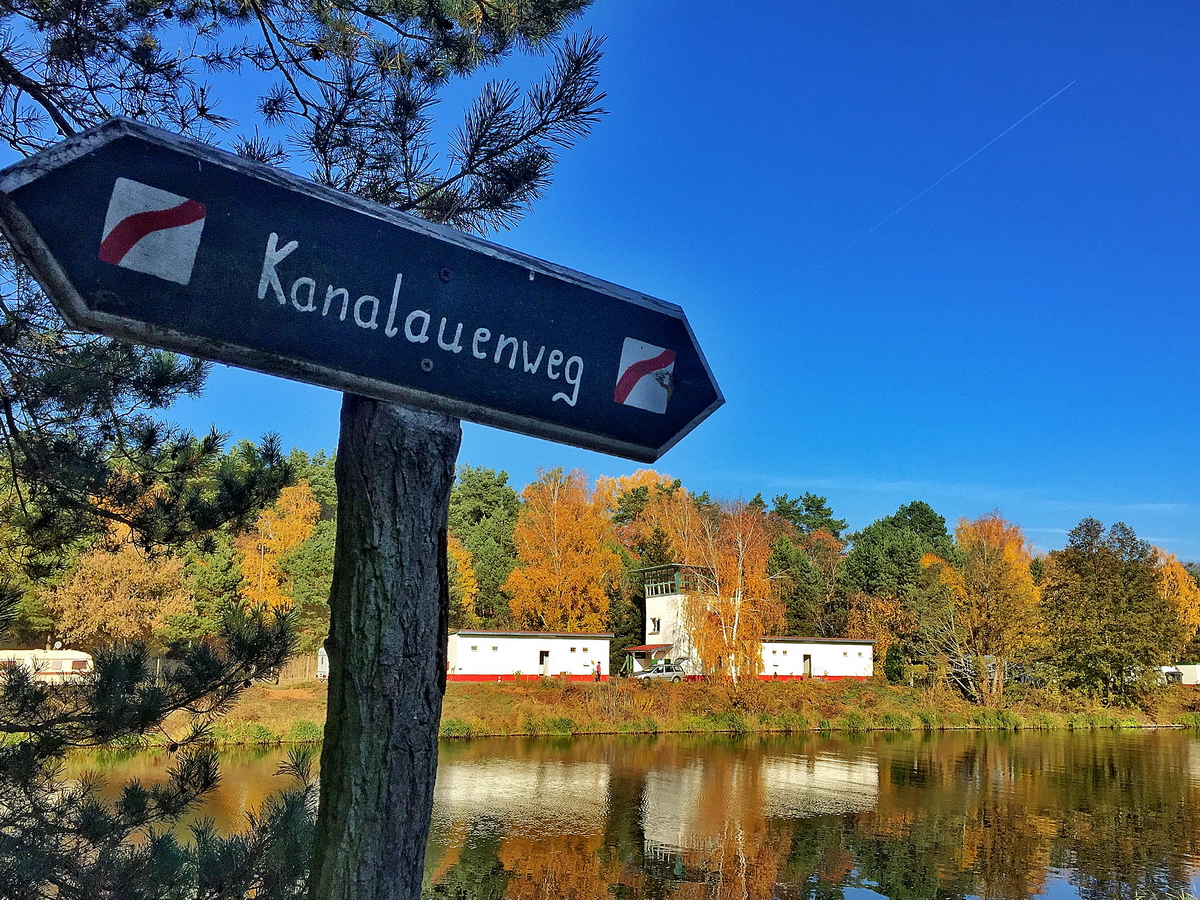 Blick vom sdlichen Ufer des Teltowkanals auf die ehemalige DDR Grenzbergangsstelle (GSt) fr Binnenschiffe in Dreilinden. Foto: Im Herbst 2018