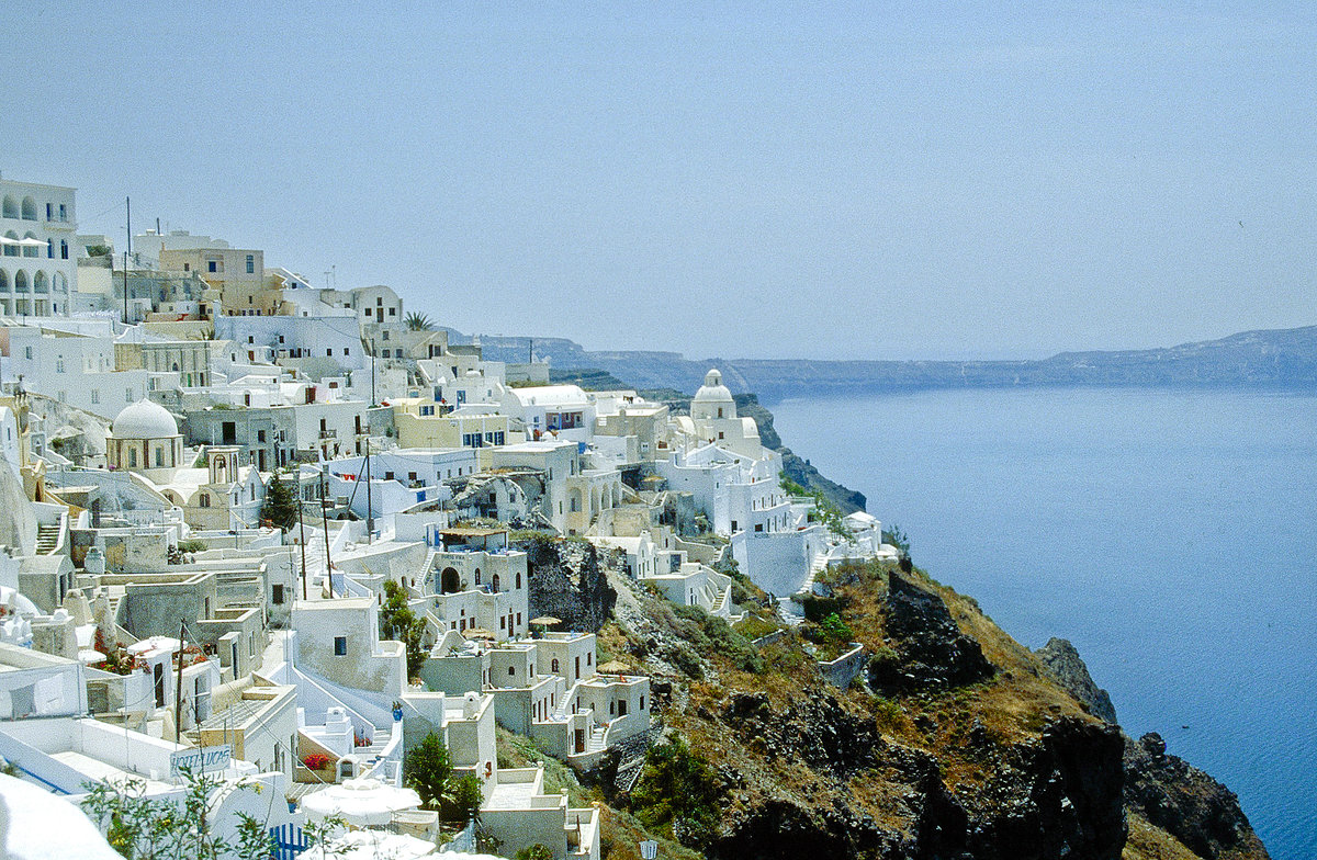 Blick in sdlicher Richtung auf Thira auf der Insel Santorin. Bild vom Dia. Aufnahme: Juni 1992.