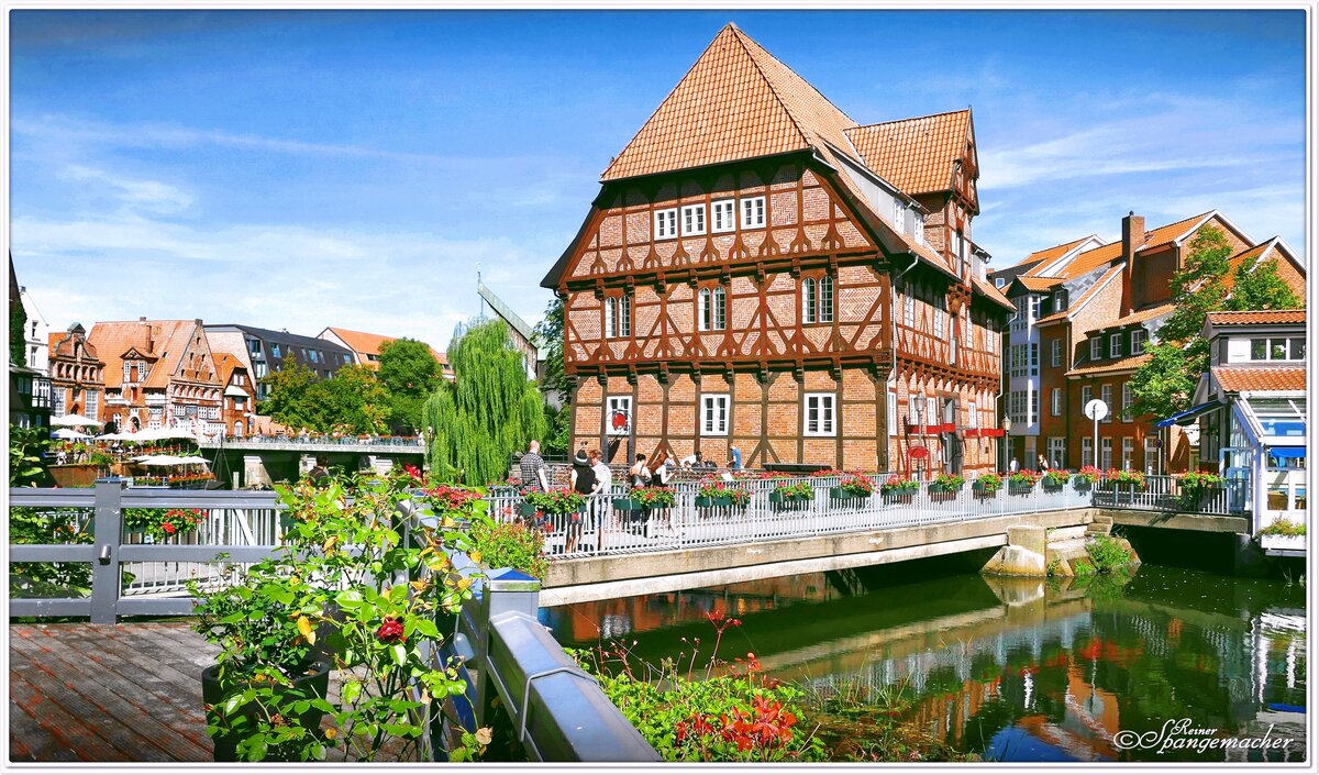 Blick von der Terrasse (Rote Rosen)am Rande der Ilmenau auf die historische Altstadt von Lneburg.  Den Titel Rote Rosen trgt daher die Fernsehserie die an diesen Drehorten entstand und immer noch fortgefhrt wird. Anfang September 2023.