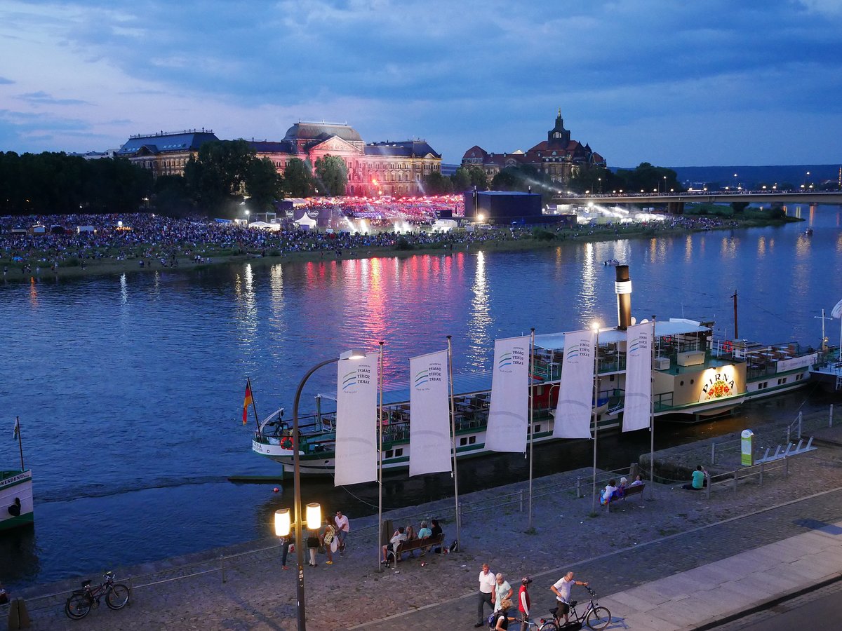 Blick vom Terrassenufer ber die Elbe, wo am anderen Ufer gerade die Roland- Kaiser-Show stattfindet; Dresden, 30.07.2016  
