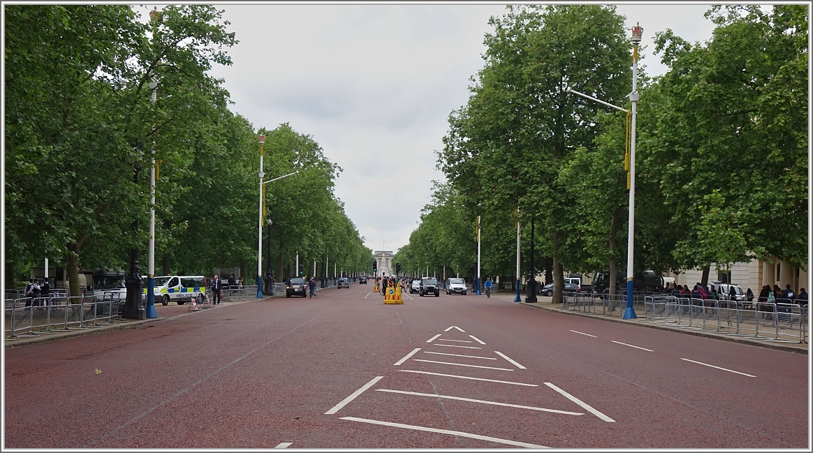 Blick von  The Mall  in Richtung Buckingham Palace. Die Strasse wurde kurz darauf fr eine Militrparade gesperrt.
(22.05.2014)