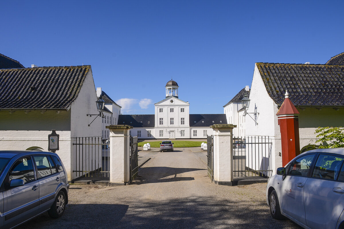 Blick von den Torbauten zum mittleren Pavillon des Gravensteiner Schlosses (Grsten Slot) in Nordschleswig, Dnemark. Aufnahme: 9. Juni 2021.
