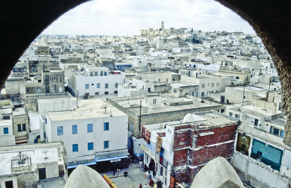 Blick von Turm des Ribat auf die Medina von Sousse. Bild vom Dia. Aufnahme: Mrz 1997.