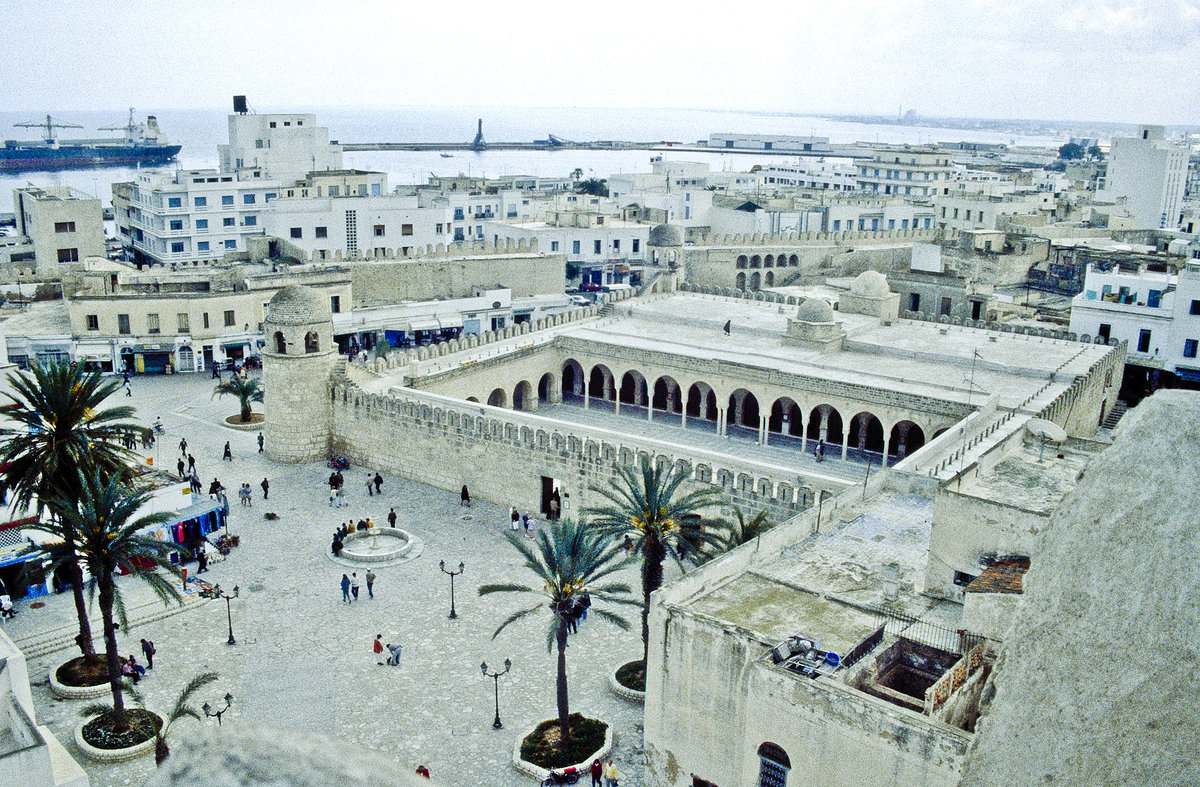 Blick von Turm des Ribat auf die Stadtmauer und die Medina von Sousse. Bild vom Dia. Aufnahme: Mrz 1997.