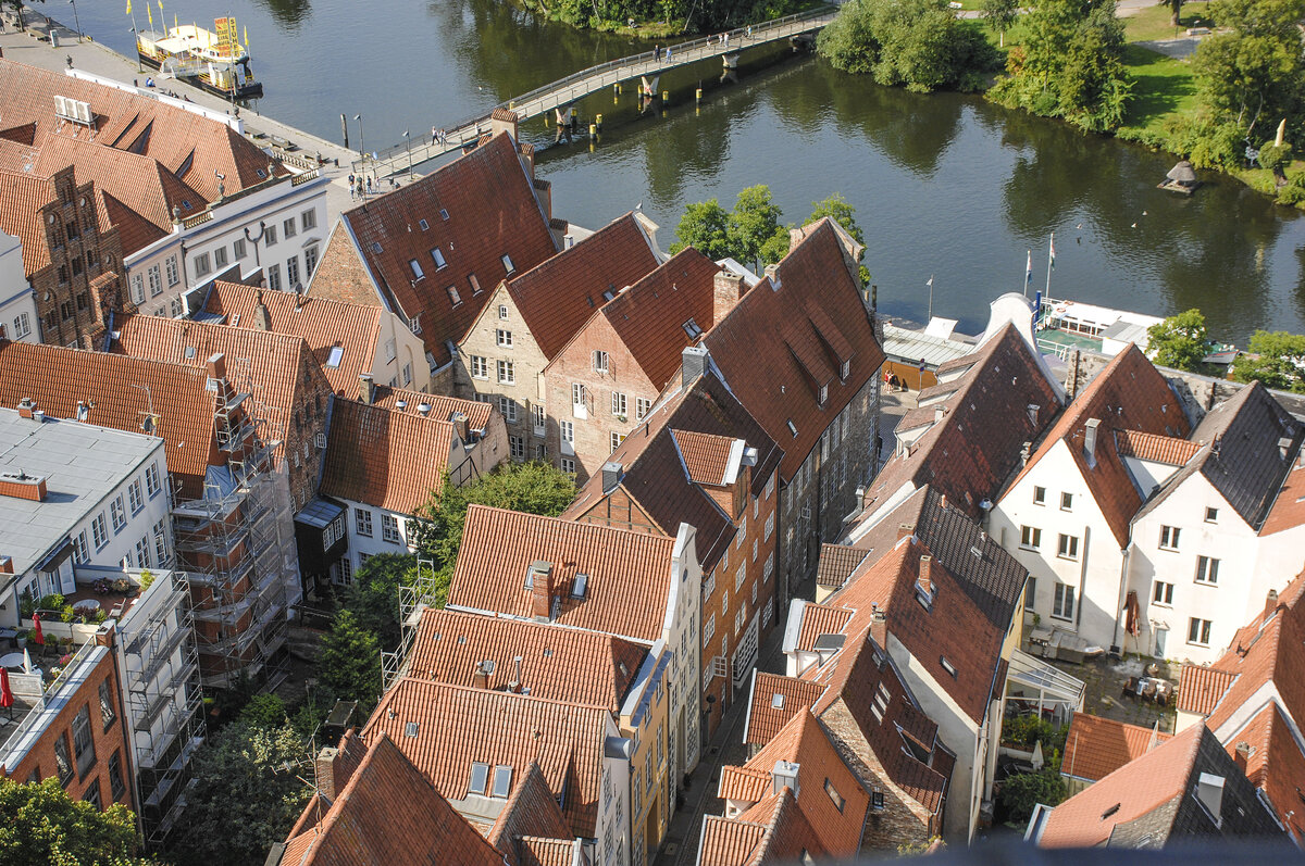 Blick vom Turm der Lbecker St.-Petri-Kirche auf die Obertravenbrcke. Im Vordergrund ist die Kleine Petersgrube zu sehen. Aufnahme: 21. August 2021.