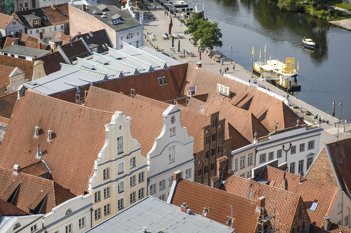 Blick vom Turm der Lbecker St.-Petri-Kirche auf Groe Petersgrube und die Trave. Aufnahme: 21. August 2021.