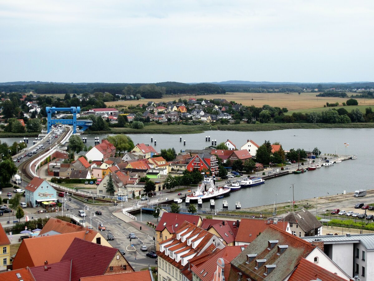 Blick vom Turm der Sankt Petri-Kirche in Wolgast zum Peenestrom und zur Insel Usedom am 03.09.19