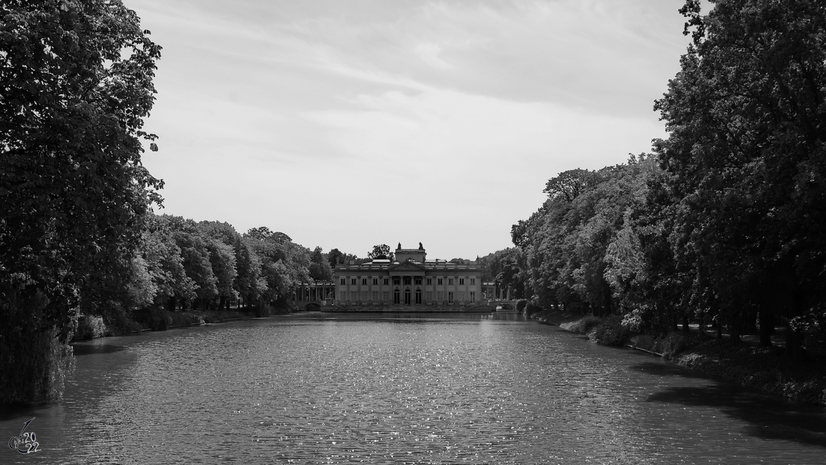 Blick ber den Łazienki-See auf den gleichnamigen Palast in Warschau. (August 2015)