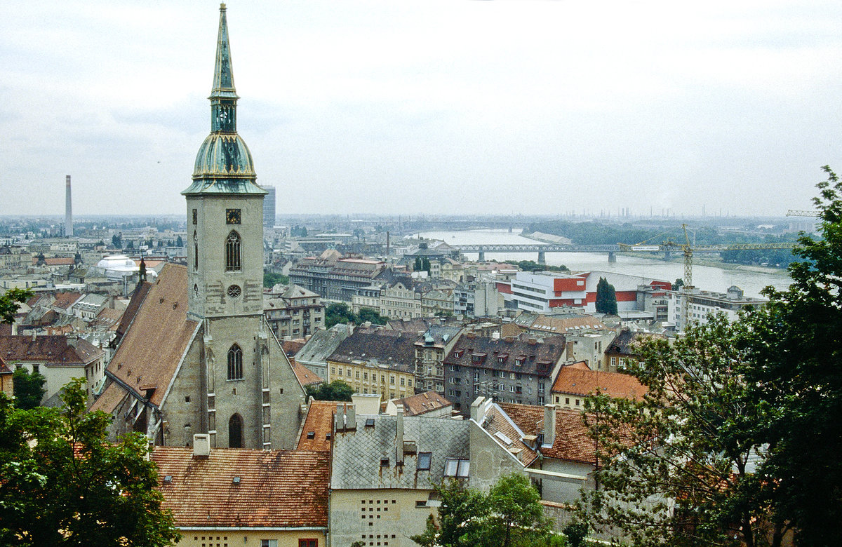 Blick ber die Altstadt (Start Desto) von Bratislava. Im Vordergrund ist die Katedrla Sv. Martina zu sehen. Bad vom Dia. Aufnahme: Juli 1990.