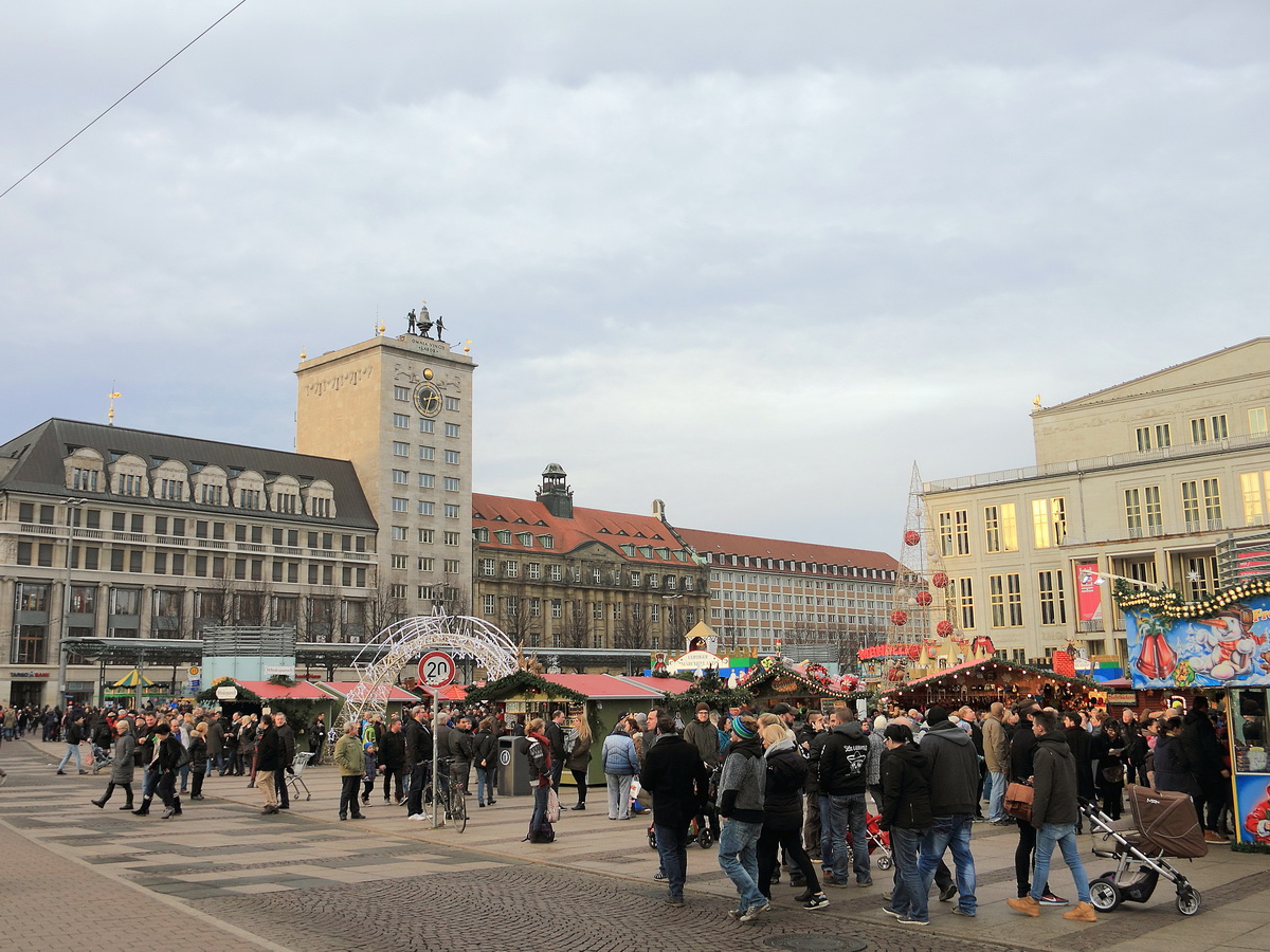 Blick ber den Augustusplatz in Leipzig am 10. Dezember 2016 in Richtung Kroch-Hochhaus Leipzig.