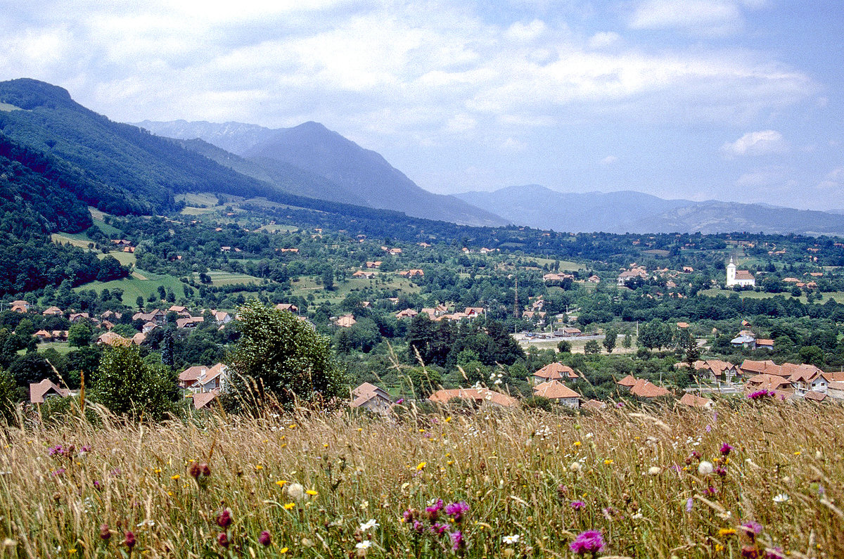 Blick ber Bran in Siebenbrgen. Bild vom Dia. Aufnahme: Juli 1990.