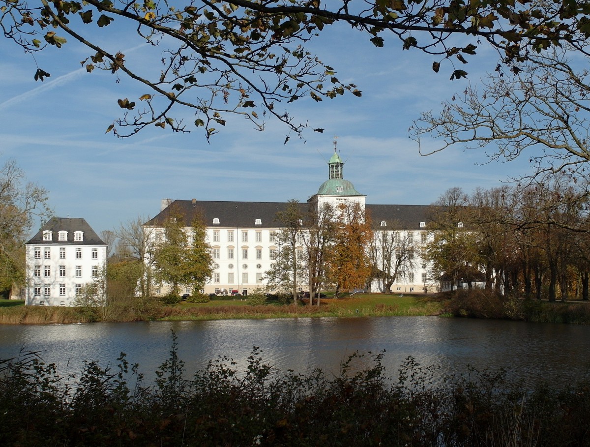 Blick ber den Burgsee zum (ehemaligen) Schloss Gottorf auf der Burginsel am Ende der Schlei bei Schleswig, 01.11.2014
