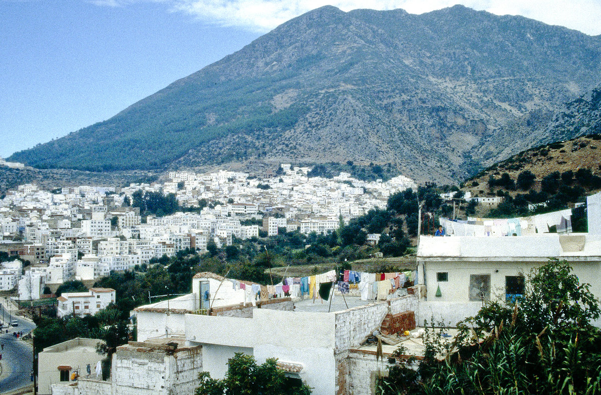 Blick ber Chefchaouen (Chaouen) im Rif Gebirge. Bild vom Dia. Aufnahme: November 1996.