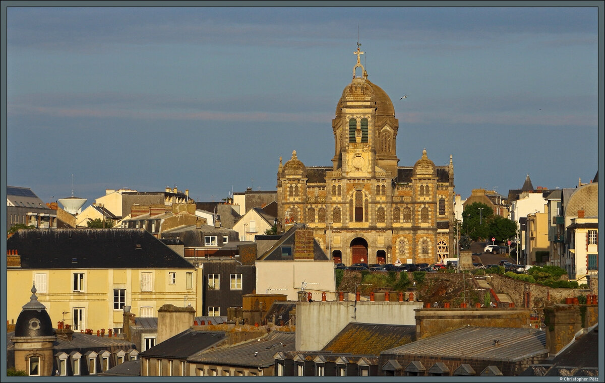 Blick �ber die D�cher auf die 1894 fertiggestellte Kirche Saint-Paul de Granville. (Granville, 06.05.2026)
