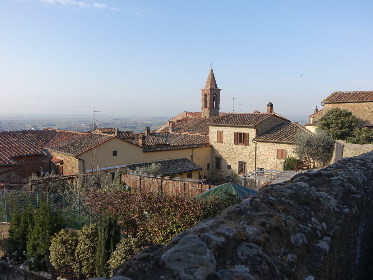 Blick ber die Dcher von Castiglion Fiorentino mit dem Turm der St. Agostino Kirche (26.03.2022)