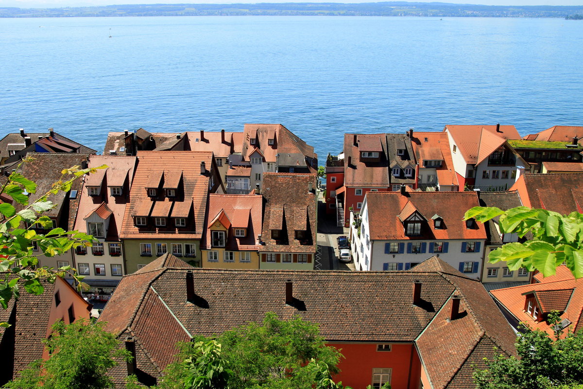 Blick ber die Dcher von Meersburg zum Bodensee, 10.06.16