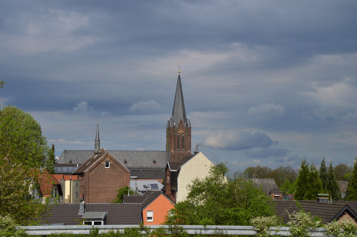 Blick ber die Dcher von Stommeln.
Das Bild machte ich vom P+R am Bahnhof am Sonntag 
den 26.4.2015