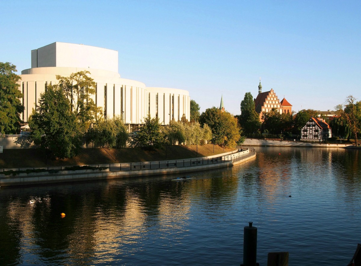 Blick ber de Brahe auf die Opera Nova und die sptgotische Kirche St. Martin und St. Nikolaus, die lteste Kirche der Stadt. Sie wurde 2004 von Papst Johannes Paul II. in den Rang der Kathedrale der neugeschaffenen Dizese Bromberg erhoben. (30. September 2015)