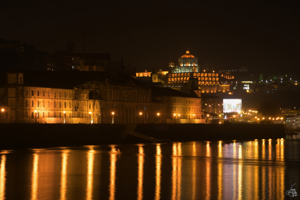 Blick ber den Douro auf das alte Zollhaus von Porto und der dahinter liegenden Altstadt. (Januar 2017)