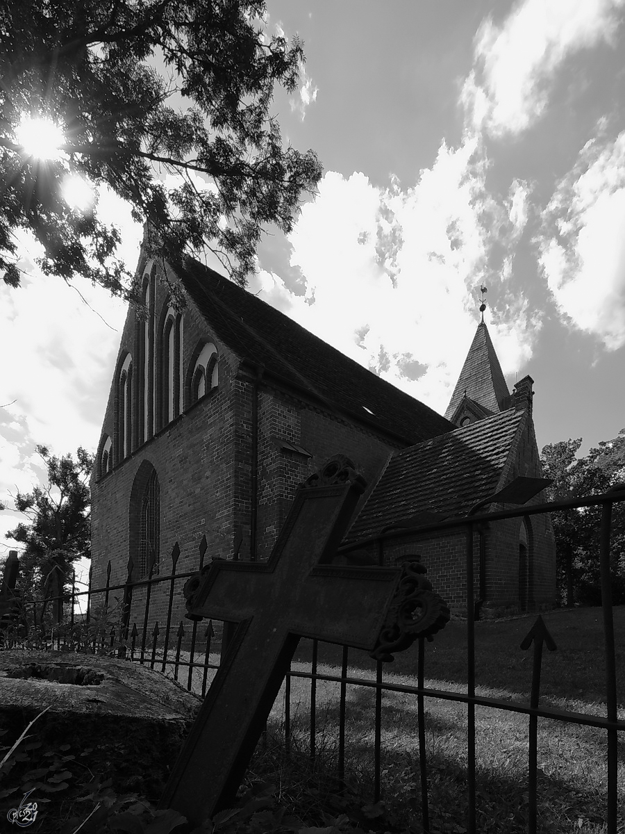 Blick ber ein altes Kreuz auf die Kirche in Linstow. (August 2013)