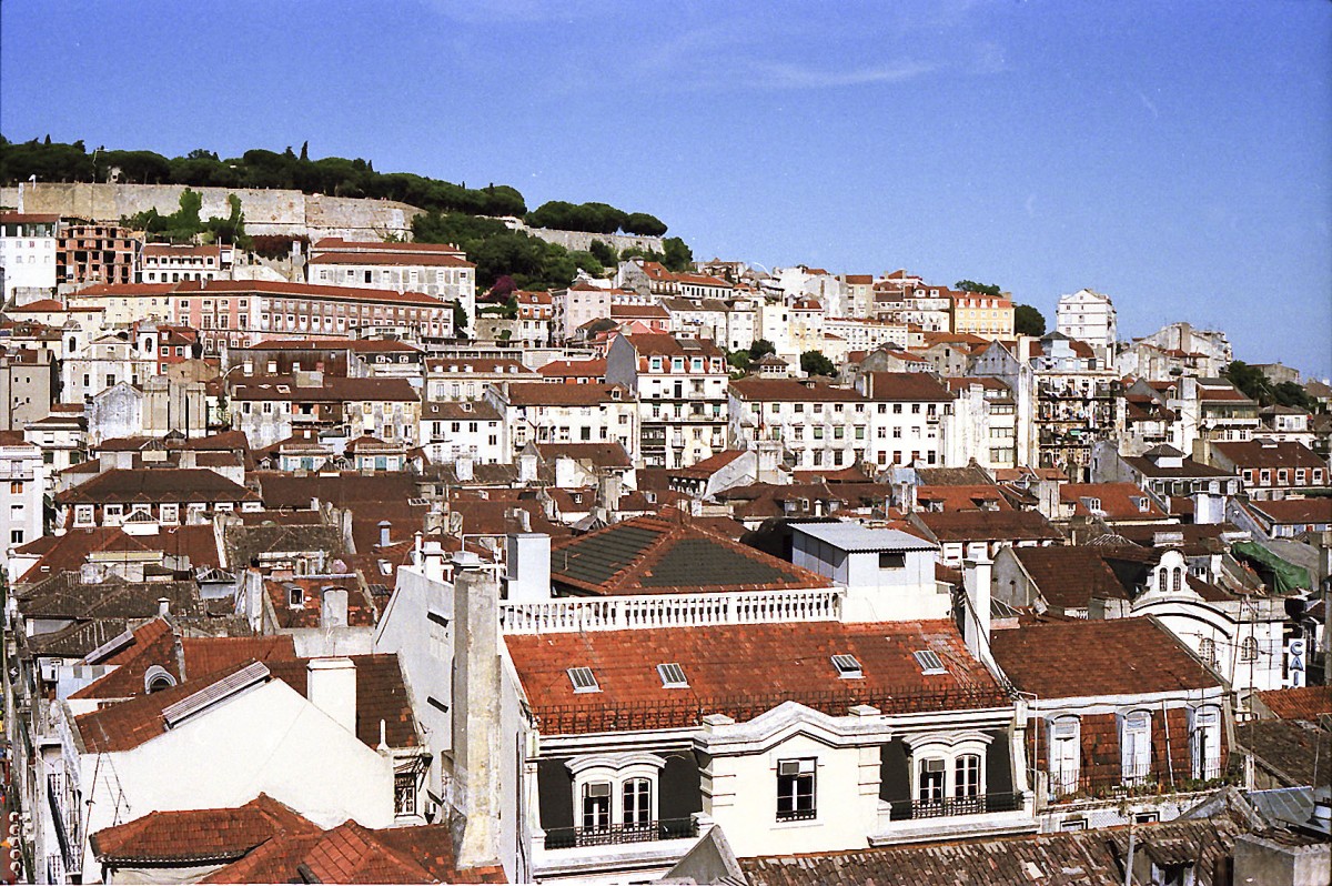 Blick ber ein Teil der Alfama-Altstadt in Lissabon. Aufnahme: Juli 1986 (digitalisiertes Negativfoto).
