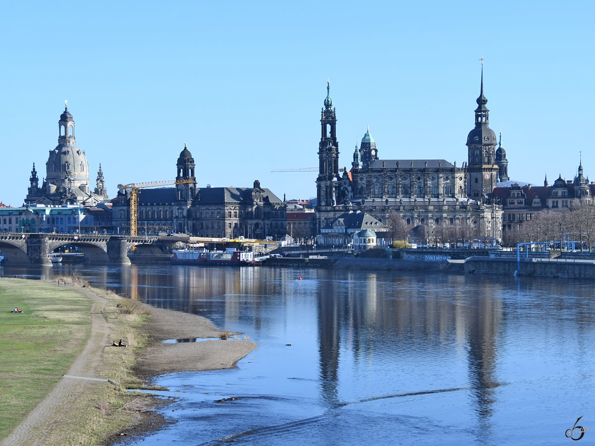 Blick ber die Elbe auf die Altstadt von Dresden. (April 2018)