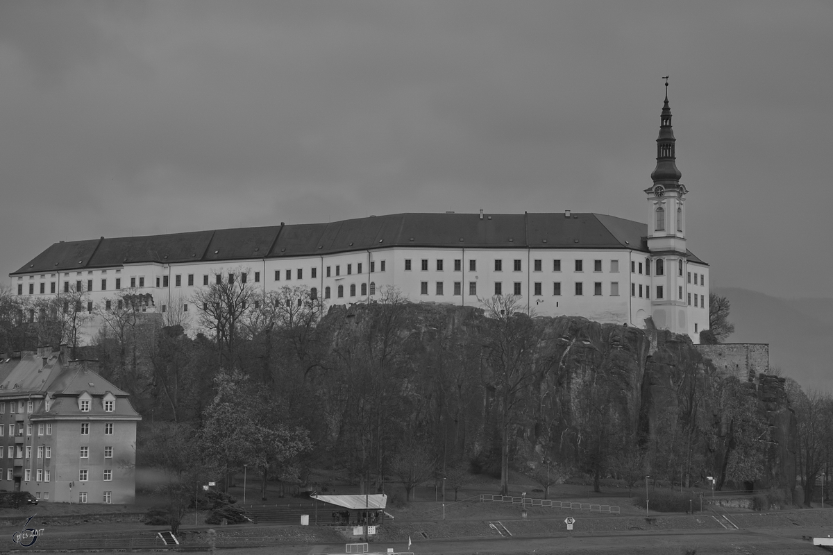 Blick über die Elbe auf das Schloss Děčín. (April 2017)