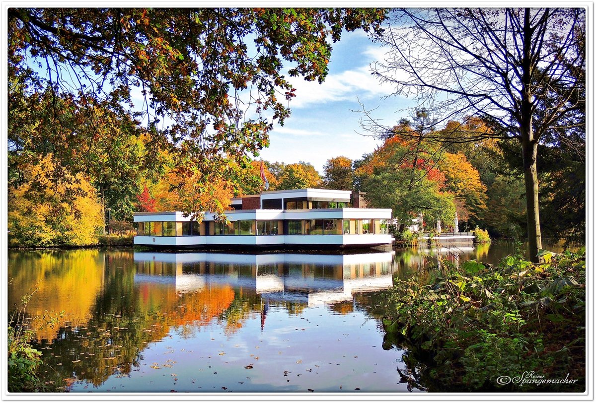 Blick ber den Emmasee im Brgerpark Bremen, im Hintergrund das beliebte Cafe/Restaurant am Emmasee. Oktober 2011.