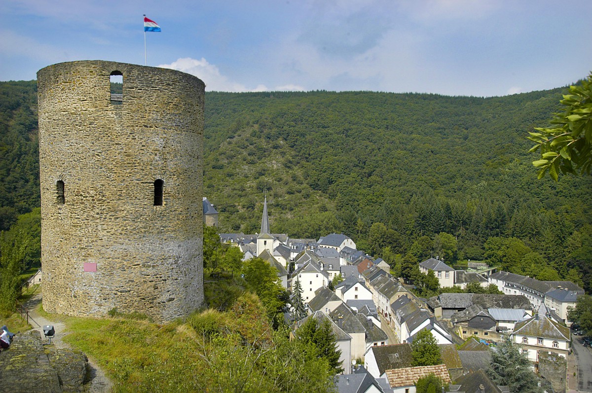 Blick ber Esch-sur-Sre. Im Vordergrund die Reste des Schlosses. Aufnahme: August 2007.
