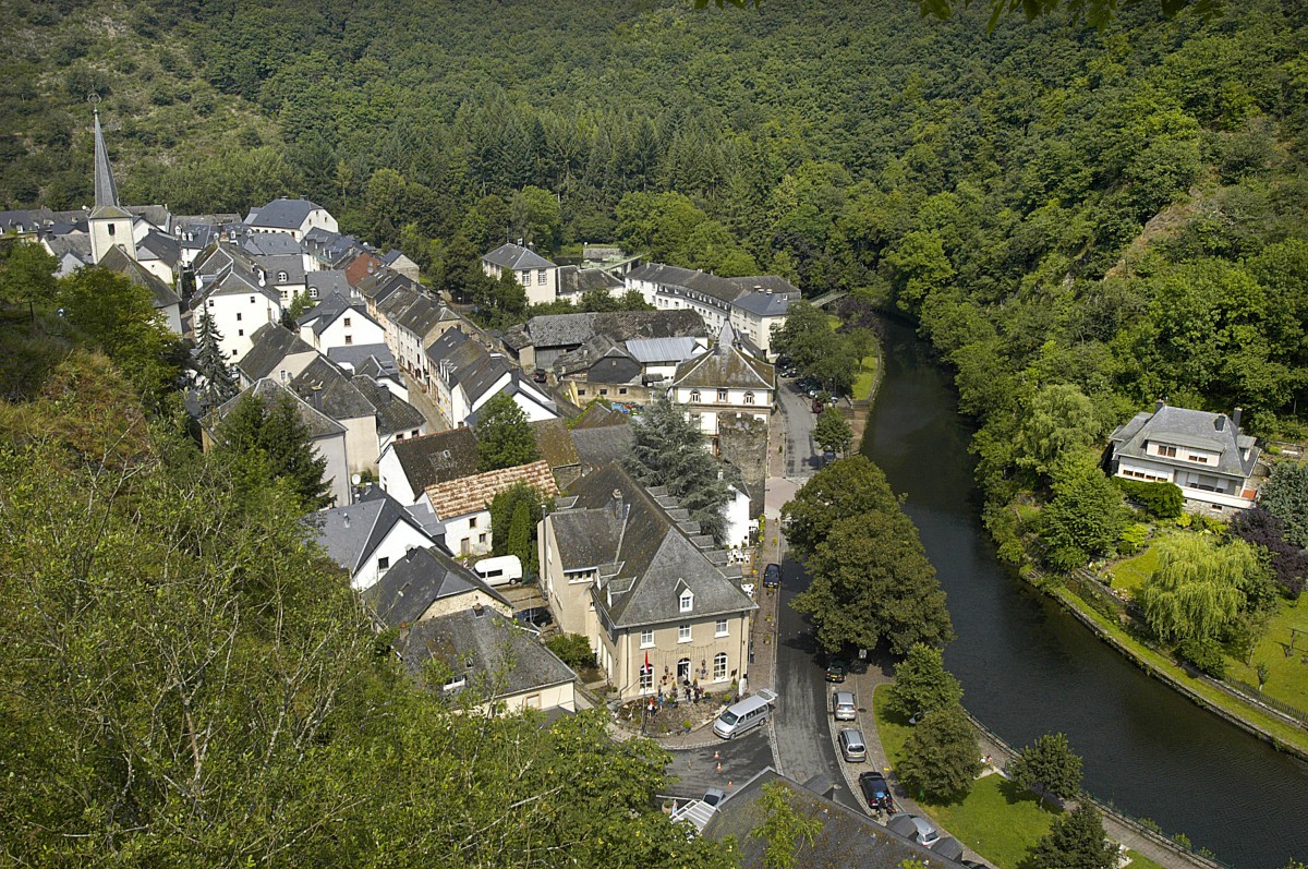 Blick ber Esch-sur-Sre vom Aussichtsturm. Der Ort liegt unterhalb einer Burgruine an der Sauer in der im nrdlichen Luxemburg gelegenen Landschaft sling (Luxemburger Ardennen). Aufnahme: Juli 2007.