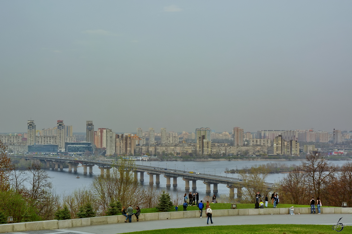 Blick ber den Fluss Dnepr auf den stliche Teil Kiew´s. (April 2018)