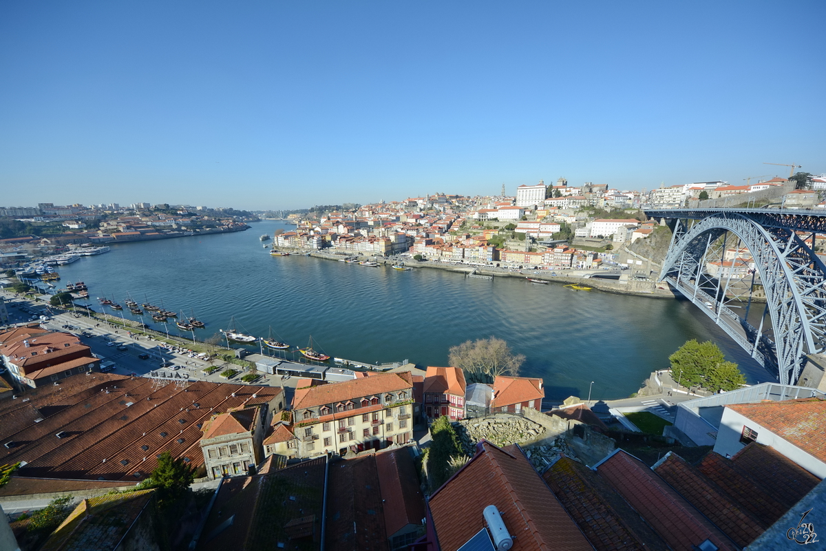 Blick ber den Fluss Douro auf die Altstadt von Porto. (Januar 2017)