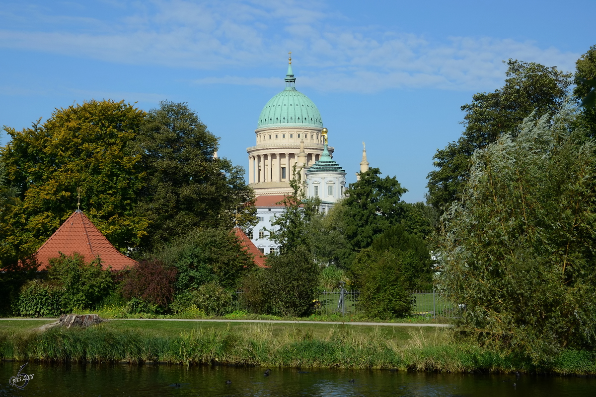 Blick ber die Freundschaftsinsel auf die Kuppel der St. Nikolaikirche in Potsdam. (September 2012)