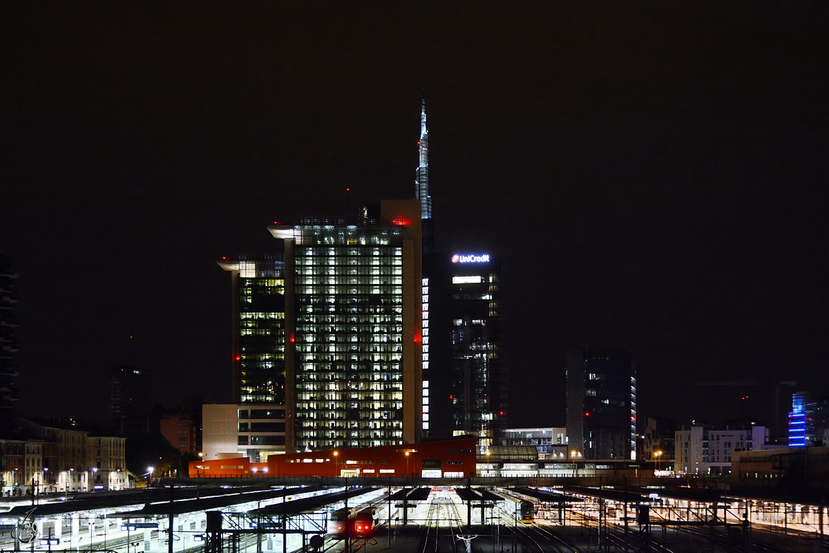 Blick ber die Gleise des Bahnhofes Porta Garibaldi auf die modernen Hochbauten von Mailand. (Juni 2014)