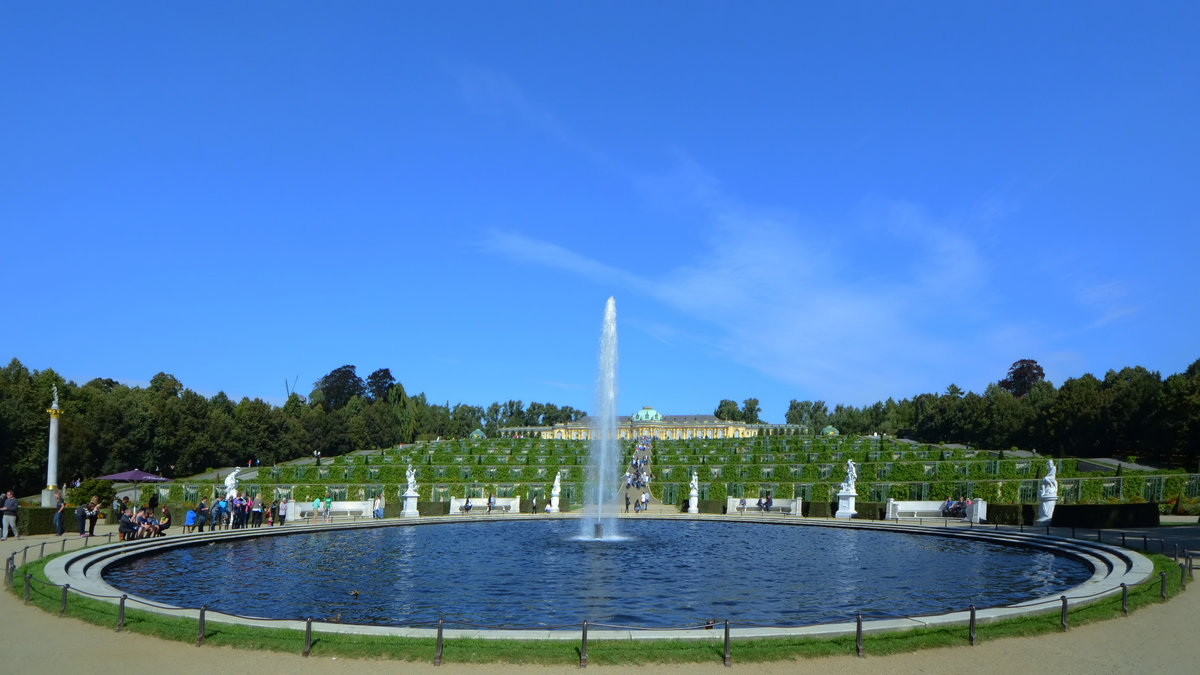 Blick ber die Groe Fontne und die Weinbergterassen auf das Schloss Sanssouci. (Potsdam, September 2012)