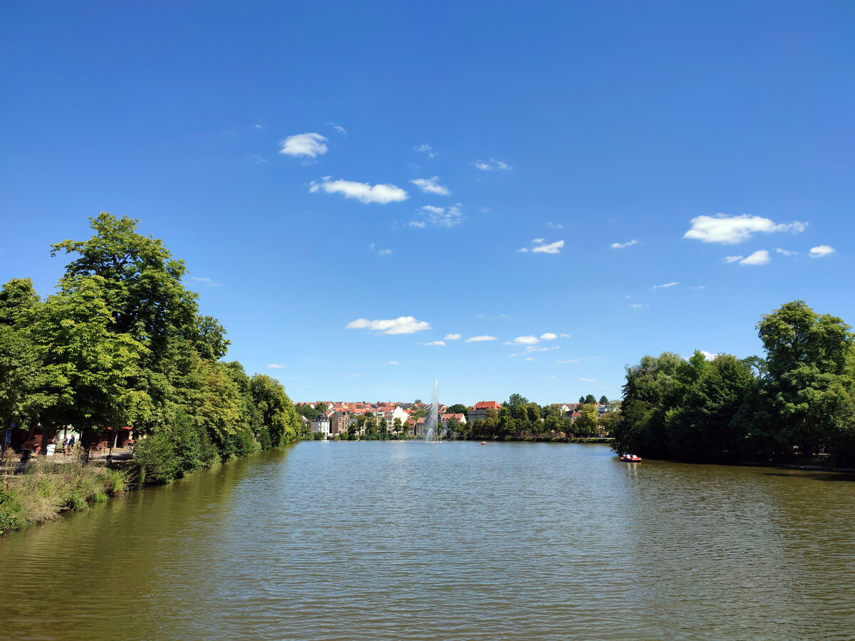 Blick �ber den Gro�en Teich. Das Herzst�ck dieses Panoramas ist die m�chtige Wasserfont�ne, die stolz aus der Mitte des Sees emporragt. Foto 07.08.22