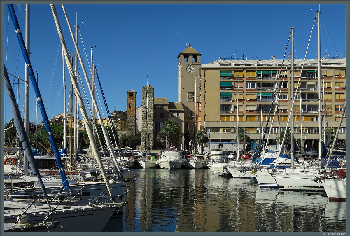 Blick ber den Hafen auf den im 12. Jahrhundert errichteten Uhrenturm Civica del Brandale sowie links daneben Corsi- und Guarnieri-Turm. (24.09.2018)
