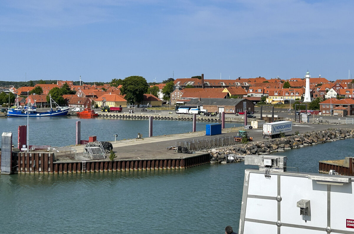Blick ber den Hafen von Rnne. Rnne ist die grte Stadt auf der dnischen Insel Bornholm und Sitz von deren Amts- und Gemeindeverwaltung. 
Aufnahme: 14. Juni 2023.