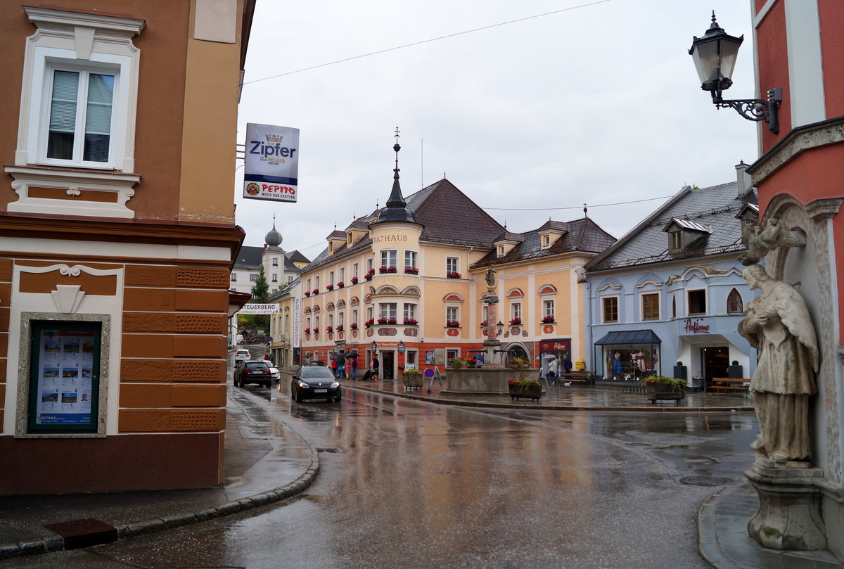 Blick ber die Hauptstrae zum Rathaus der Marktgemeinde Windischgarsten, eines ausgewiesenen Luftkurortes im Traunviertel. Aufgenommen am 08.07.2019.