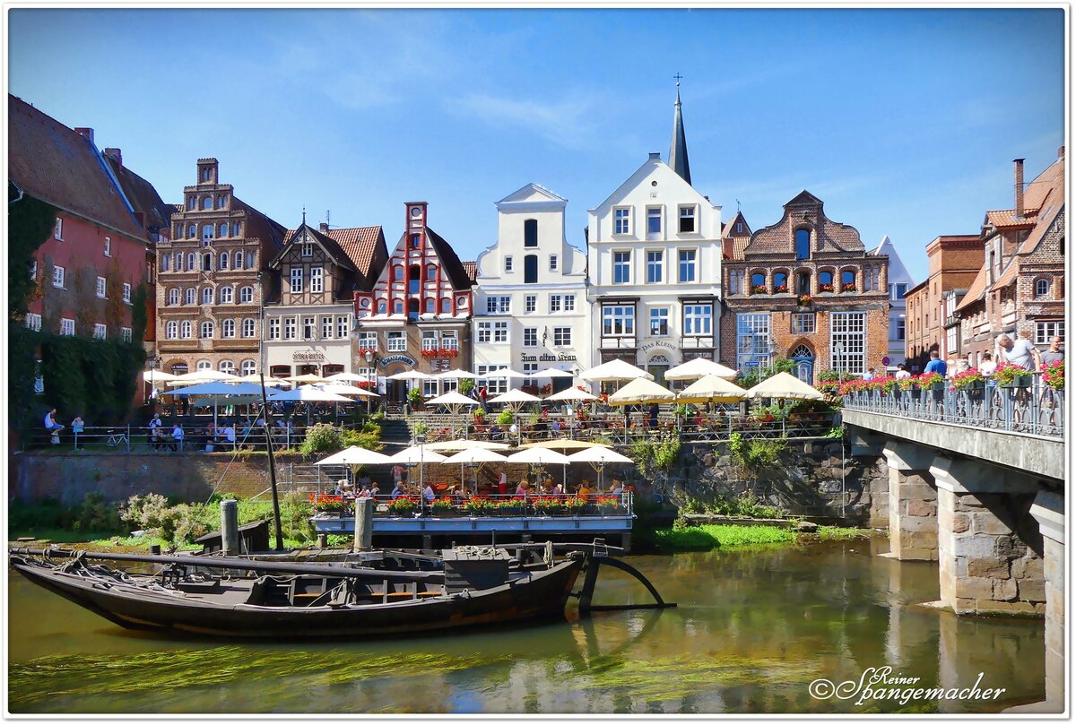 Blick über die Ilmenau in Lüneburg. Ein warmer und sonniger Spätsommertag, die Besucher relaxen in den zahlreichen Straßencafés. Anfang September 2023 