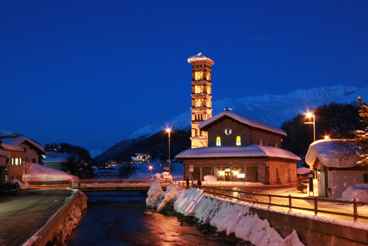 Blick ber den Inn zur Kirche St. Karl in St. Moritz; 22.02.2014