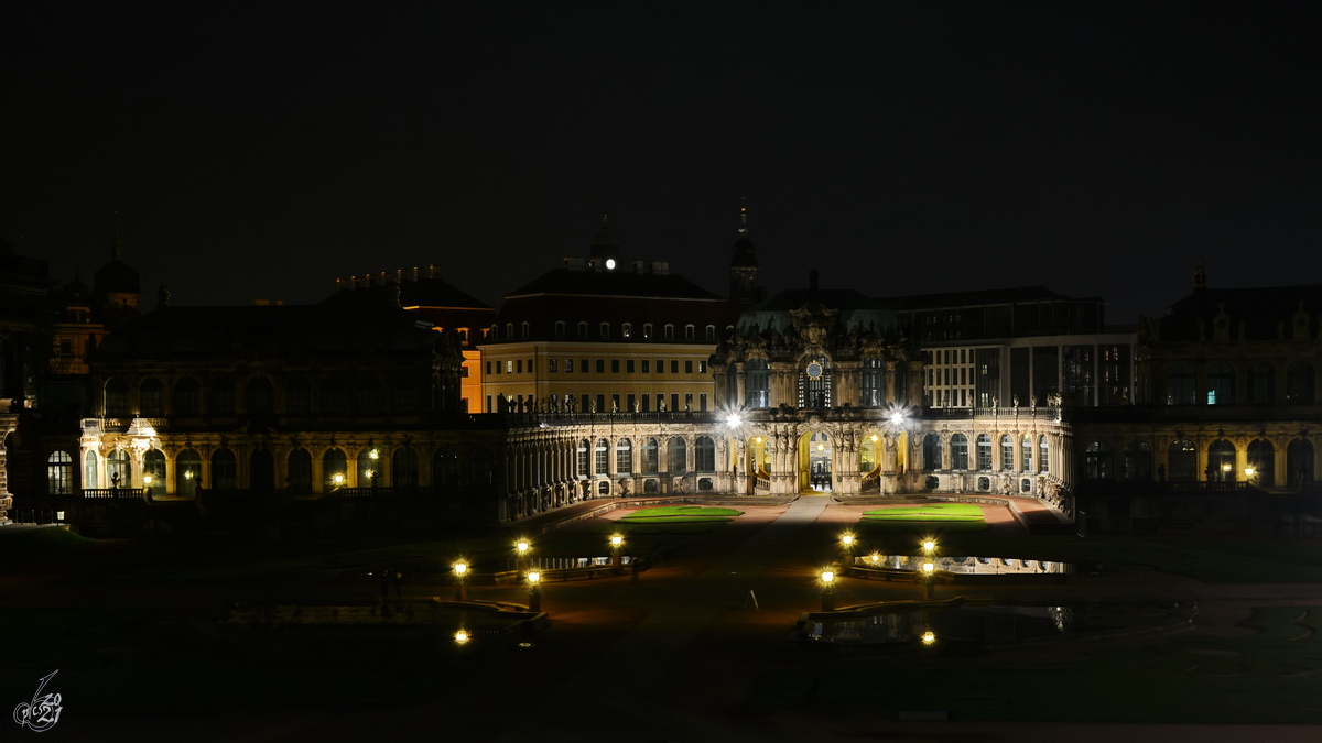 Blick ber den Innenhof des Zwingers auf die Sempergalerie. (Dresden, April 2014)