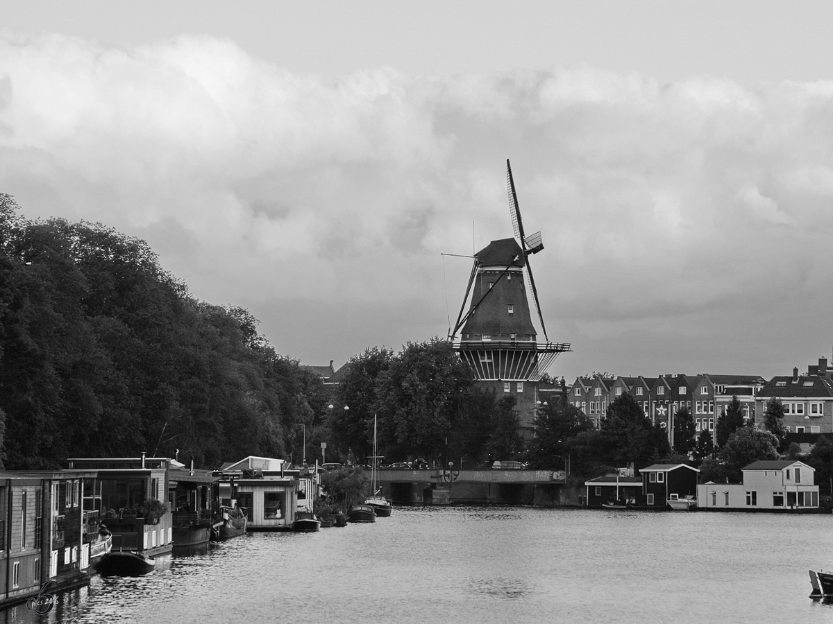 Blick über den Kanal Nieuwe Vaart auf die De Gooyer Windmühle. (Amsterdam, August 2012)