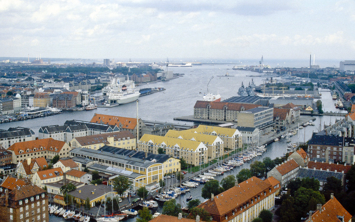 Blick über Kopenhagen von »Vor Frelsers Kirke« auf der Insel Amager. Bild vom Dia. Aufnahme: Juli 1989.