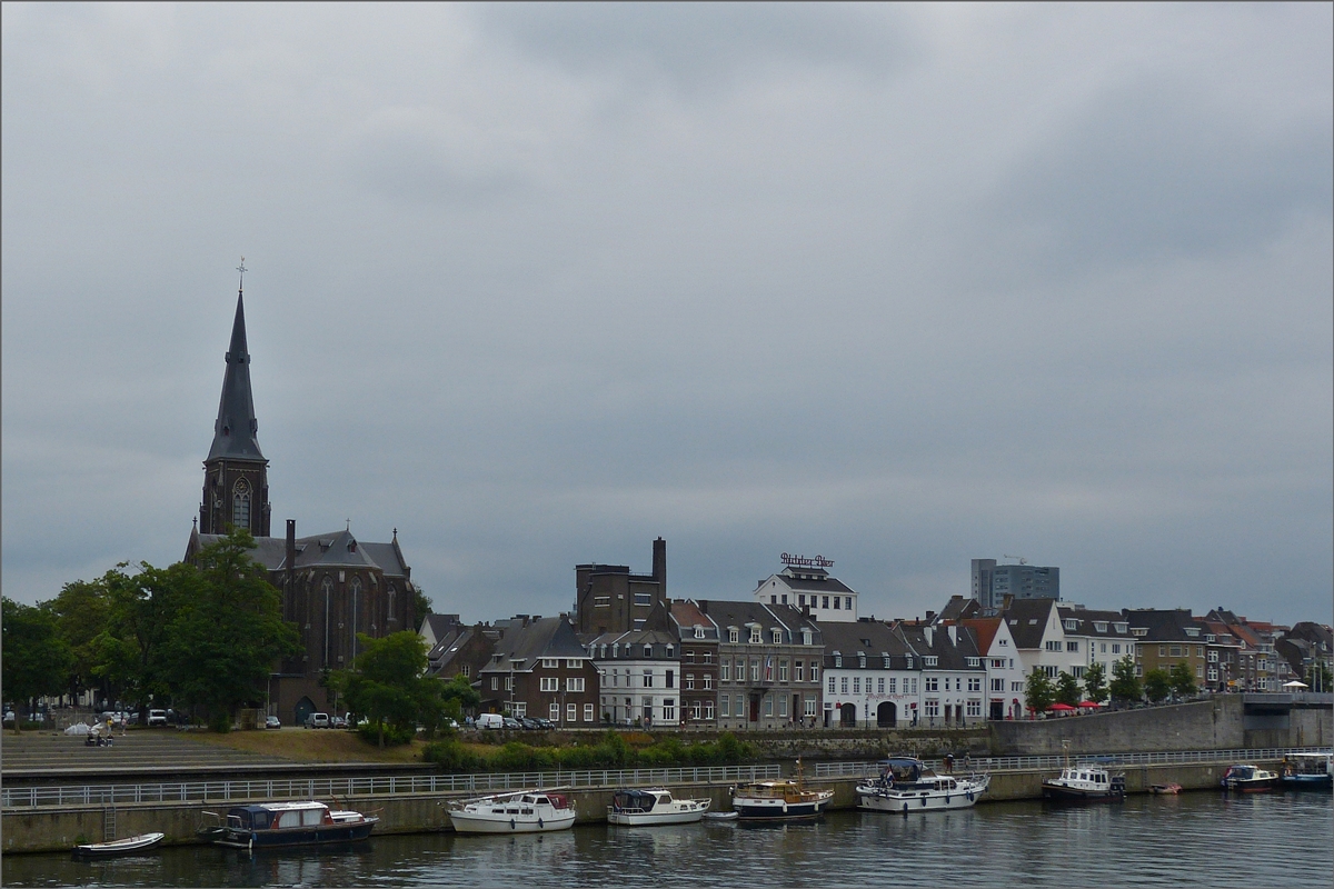Blick ber die Maas auf die Sint-Martinuskerk in Maastricht und die Uferpromenade an der Maas. 17.07.2020