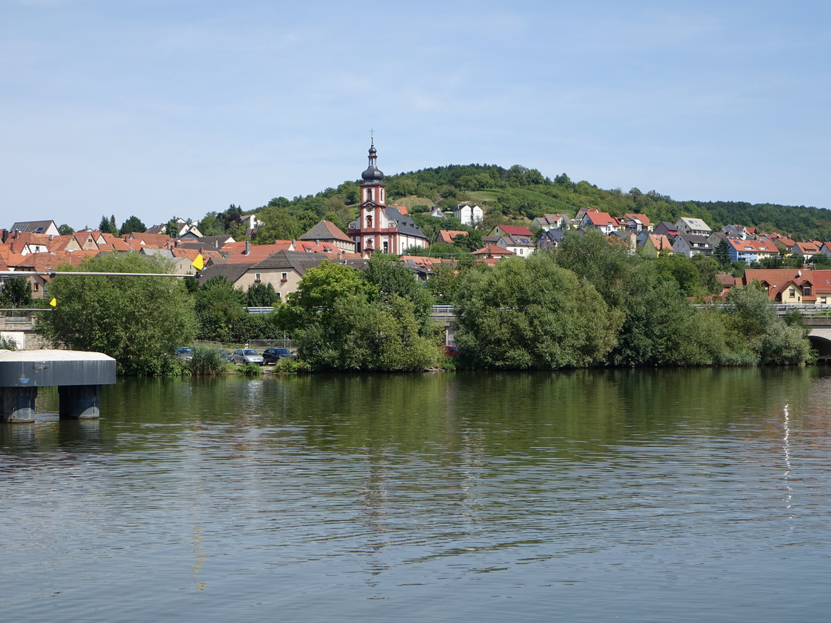 Blick ber den Main auf den Ort Retzbach mit der Pfarrkirche St. Laurentius (15.08.2017)