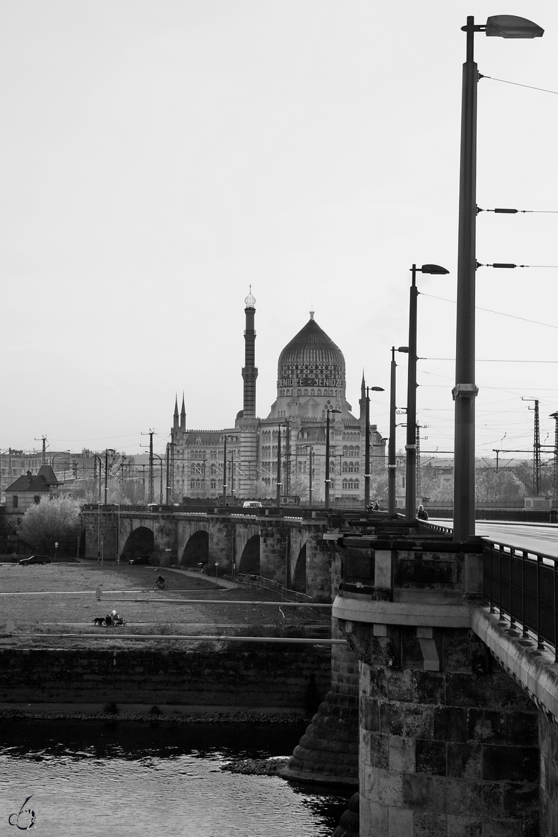 Blick ber die Marienbrcke auf das ehemalige Fabrikgebude der Zigarettenfabrik Yenidze in Dresden. (April 2014)