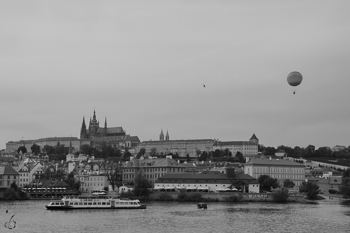 Blick ber die Moldau auf den Hradschin mit der Prager Burg. (September 2012)